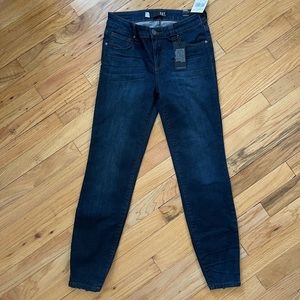 Skinny jeans w/ ankle zipper detail